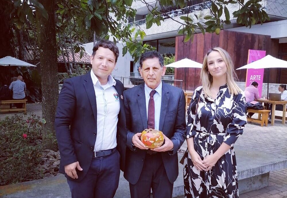 Camilo Trujillo, apoyo del IMTCF de Girardot, habla sobre su encuentro con el embajador de Emiratos Árabes en el Gran Foro Mundial de Artes, Cultura, Creatividad & Tecnología